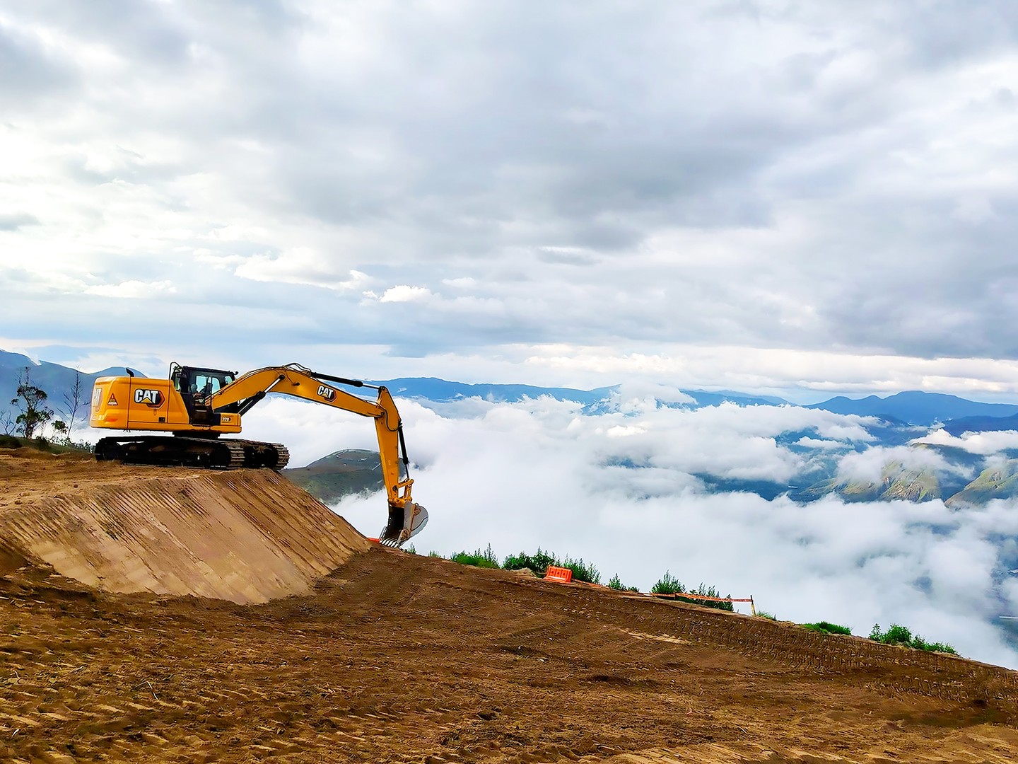 Excavadora Cat 320: Resistencia y Precisión en Quito