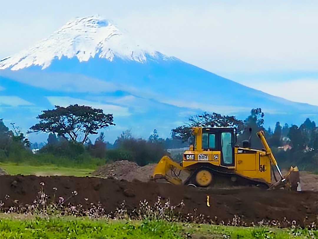 Equipos Cat: Progreso en Terrenos Difíciles de Ecuador