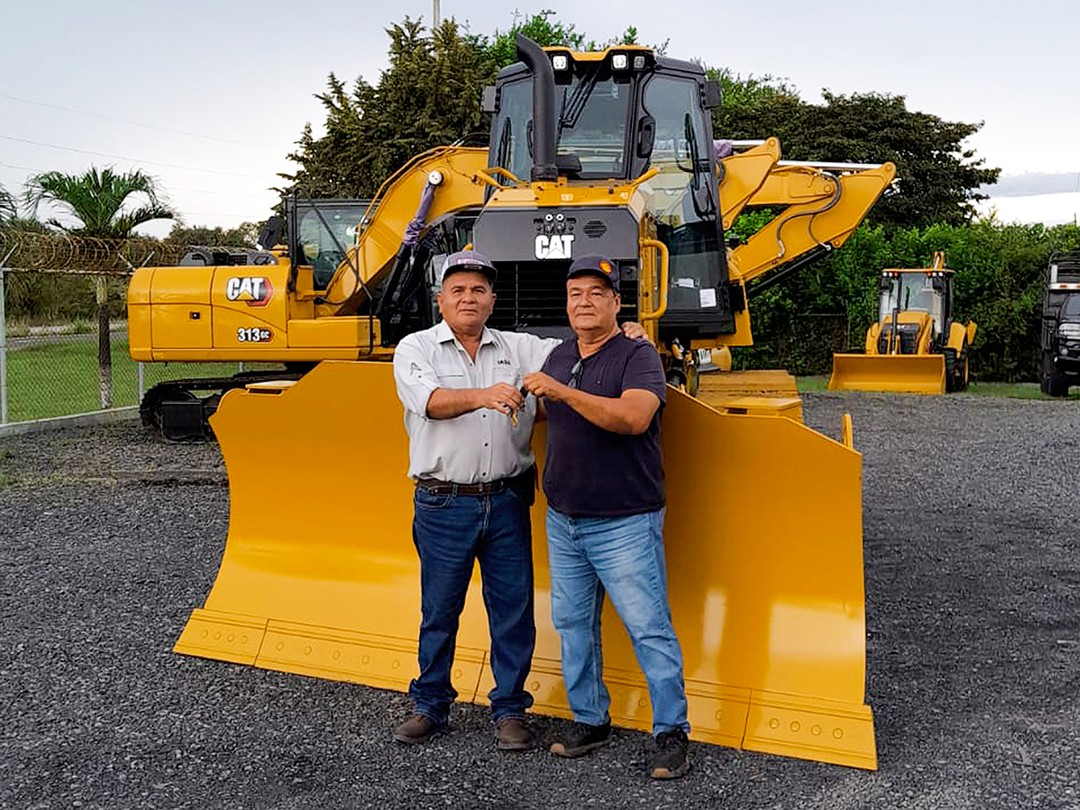 Entrega Tractor Cat D4 para Corte de Caminos en Veraguas