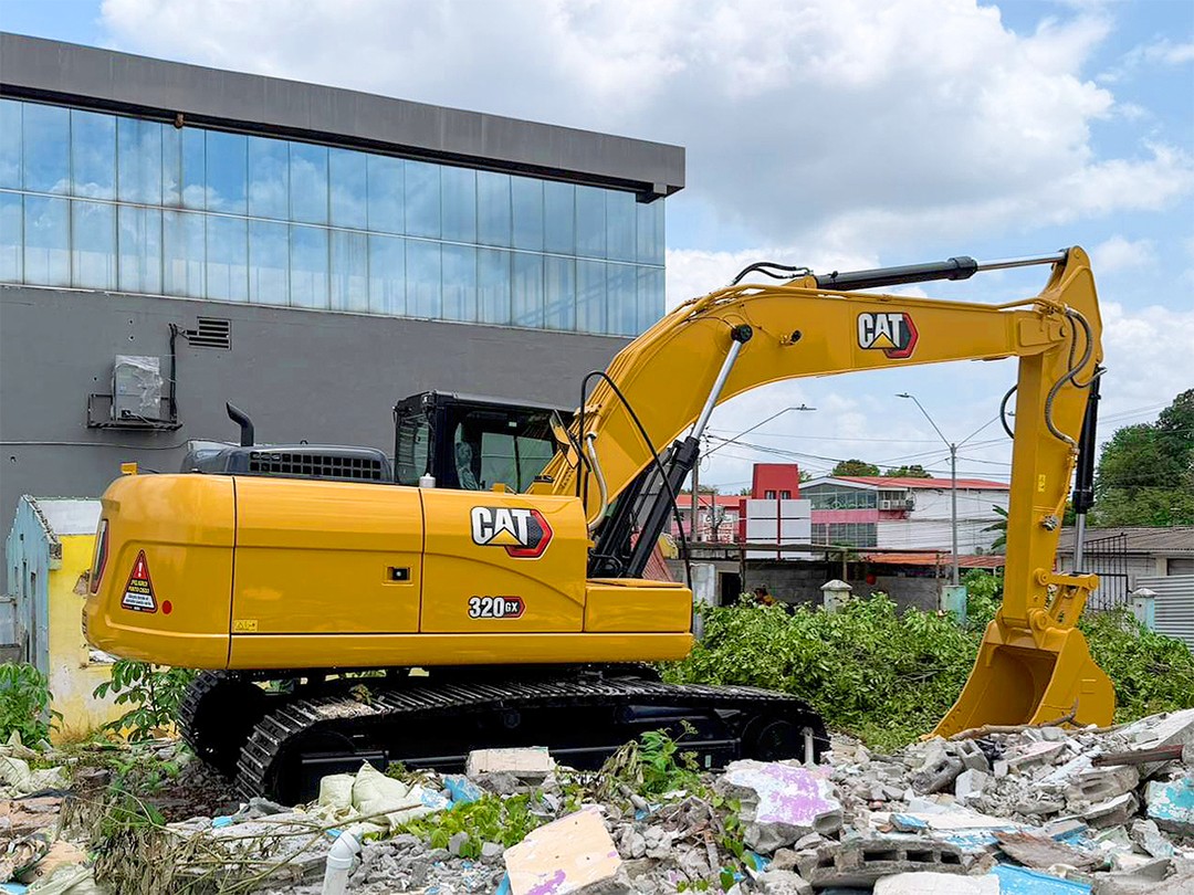 IASA Entrega Maquinaria Cat para Demolición en Panamá Oeste